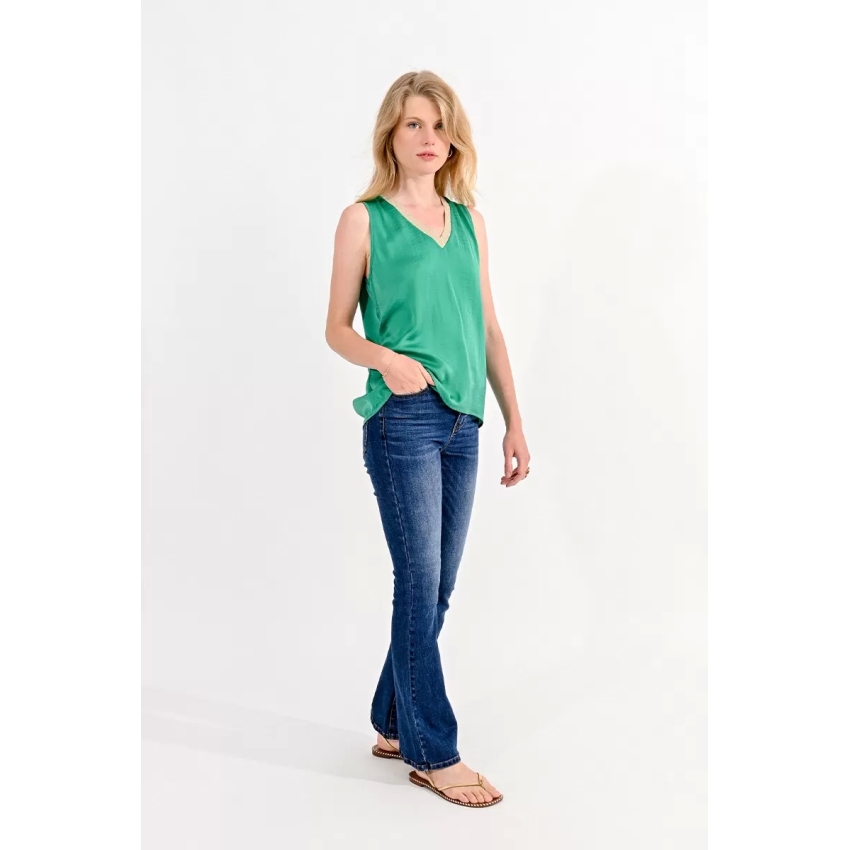 Molly Bracken Top mujer sin manga, en tejido satinado VERDE